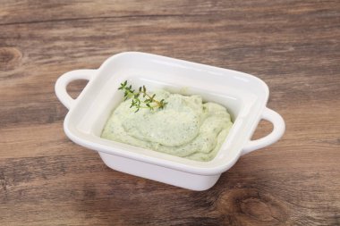 Bitki ve sarımsaklı süzme krema.