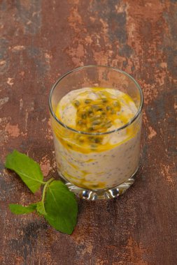 Chia 'lı puding ve naneli tutku meyvesi.