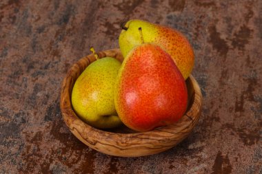 Tahta sepetteki olgun armut yığını.
