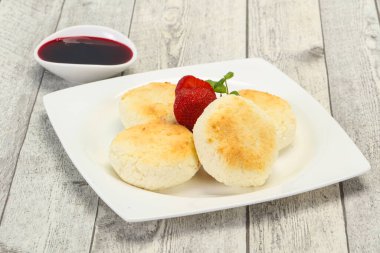 Reçelli krep ve naneli çilek.