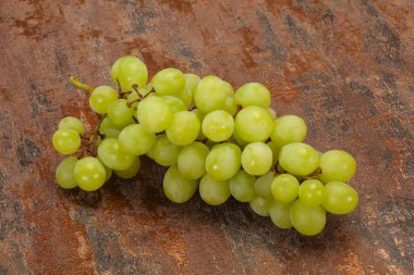 Olgun taze yeşil üzüm dalı