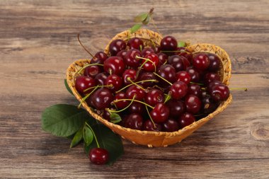 Yapraklarla dolu olgun kiraz yığını