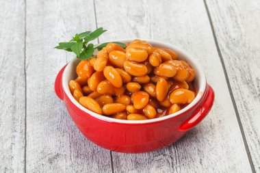 Domates soslu beyaz fasulye fesleğen yaprağı servis etti.