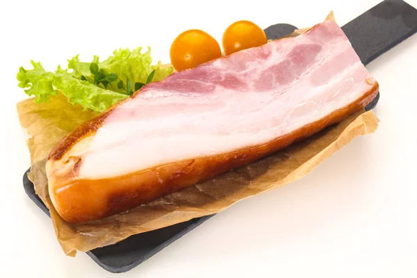 Geräucherte Schweinebrust Mit Salatblättern Und Tomaten — Stockfoto