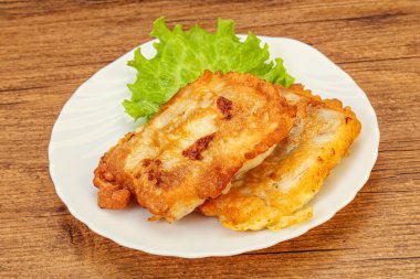 Ekmeğin içinde kızarmış morina balığı