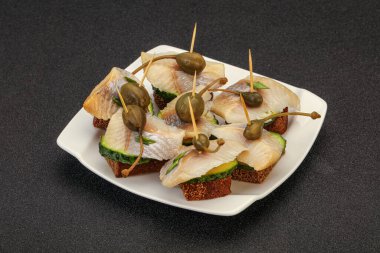 Ringa fileto kanepe aperatifi, yabanmersini ve salatalık.