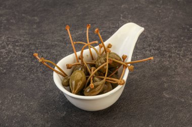 Lezzetli kapari meyveleri kasede 