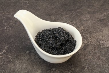 Lüks balık, kâsede siyah havyar.