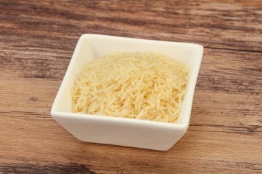 Tabakta çiğ Hint basmati pilavı