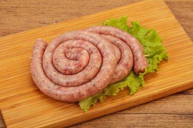 Izgara için çiğ domuz sosisi halkası.