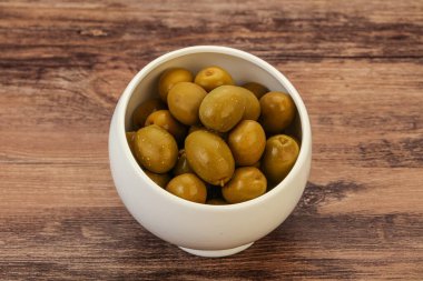 Kavanozda yeşil zeytin turşusu