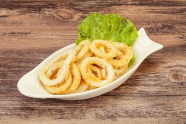 Kavrulmuş kalamar halkaları ve kasede salata.