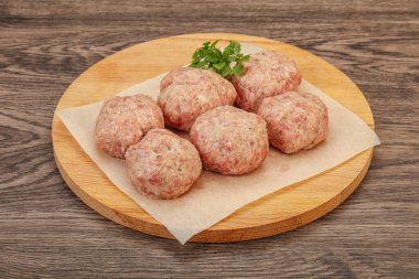Yemek pişirmek için çiğ hindi köftesi.