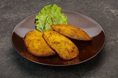 Fırında patates ve biberiye servis edilen baharatlar.