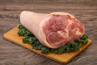 Pişirmek için büyük domuz budu.