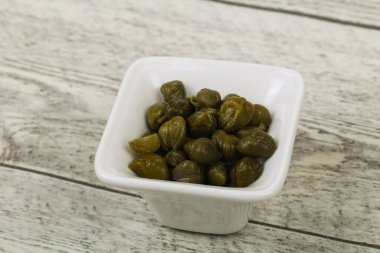 Kasede marine edilmiş kapari.