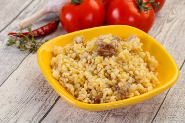 Et ve baharatlı bulgur.