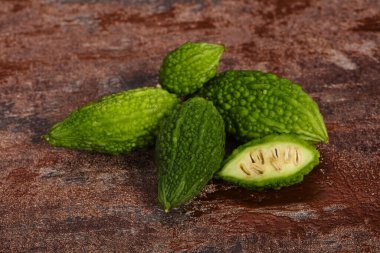 Tropikal egzotik sebze-acı kavun yığını