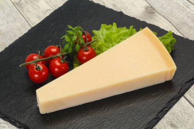 İtalyan geleneksel parmesan peyniri üçgeni salata servis etti