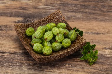 Yapraklı taze, yeşil, tatlı bektaşi üzümü.