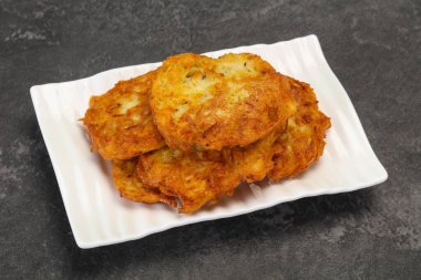 Kavrulmuş birkaç patates gözlemesi kasede