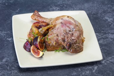 Kavrulmuş. Ördek. erik, incir ve elma ile bacak