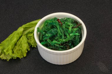 Yeşil Chuka Yosun Salatası Beyaz Arkaplan Üst Görünümü 'nde izole edildi. Wakame Deniz Yosun Namazı, Çukka Deniz Otu, Sağlıklı Yosun Gıdası