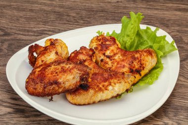 Baharatlı ve otlu kızarmış tavuk kanadı.