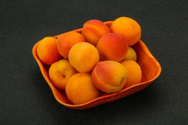 Taze, tatlı, birkaç kayısı meyvesi.