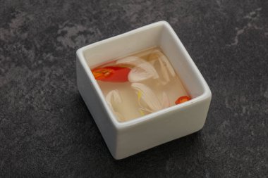 Acı biber ve sarımsaklı Vietnam sirkesi sosu.