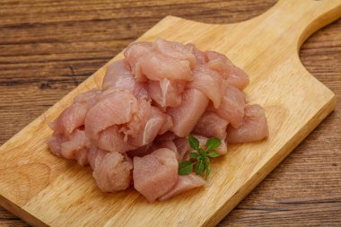 Pişirmek için çiğ tavuk göğsü.