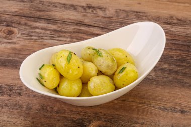 Kasede taze haşlanmış patates soğan servis edildi.