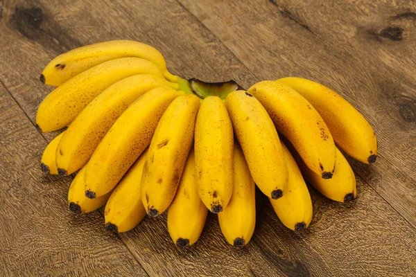 Reife Süße Gelbe Mini Bananenhaufen — Stockfoto