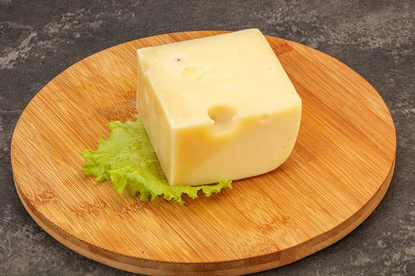 Queijo Emmental Sobre Tábua Madeira Servida Salada — Fotografia de Stock