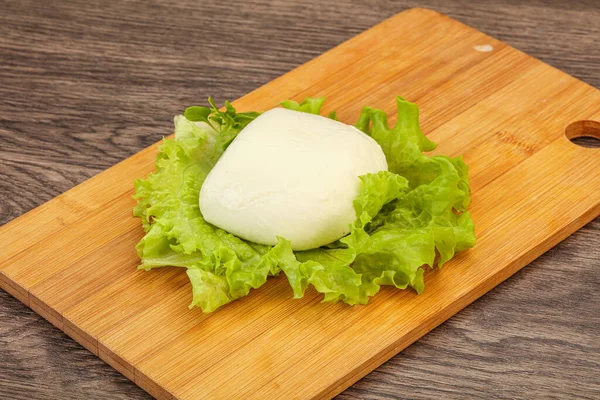 Bola Queijo Mozzarella Italiana Sobre Bordo — Fotografia de Stock