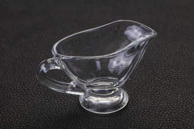 Siyah arkaplanda boş cam sos kabı