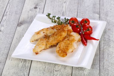 Kızarmış altın çıtır tavuk nuggetları. 