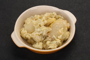 Armut ve gorgonzola peynirli risotto.