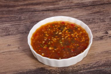 Tayland usulü baharatlı biber sosu, baharatlı otlar.