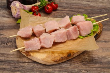 Çiğ domuz eti şişi ızgara için hazır.