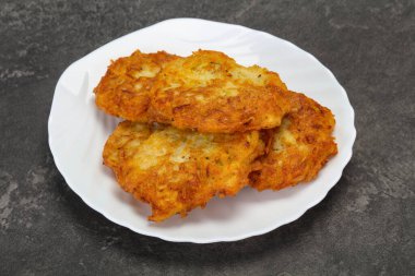 Kavrulmuş birkaç patates gözlemesi kasede