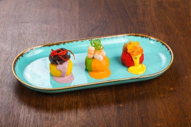 Somon, ahtapot ve karides soslu tapas.