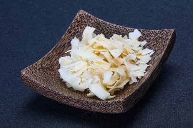 Hindistan cevizi kuru cipsi kasede atıştırmalık.