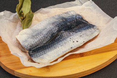 Güvertede deri ve baharatlı ringa filetosu.