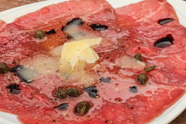 Kapari, yağ ve parmesanlı sığır eti.