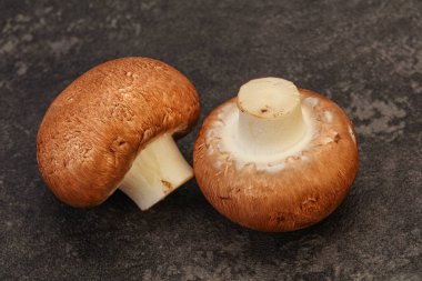 Arka planda Lezzetli Çiğ Kahverengi Şampiyonlar