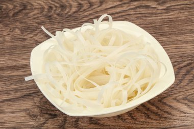 Haşlanmış pirinç eriştesi pişirmeye hazır.