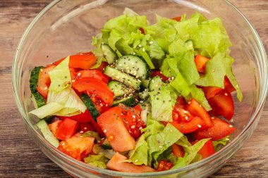 Domates, salatalık ve chia tohumlu vejetaryen salatası.