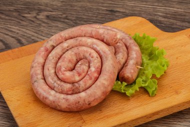 Izgara için çiğ domuz sosisi halkası.