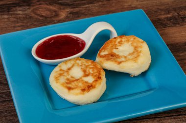 Kahvaltıda çilek reçelli süzme peynirli krep.